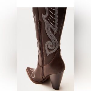 Fashion Nova 
Brown boots
Never been worn, original box